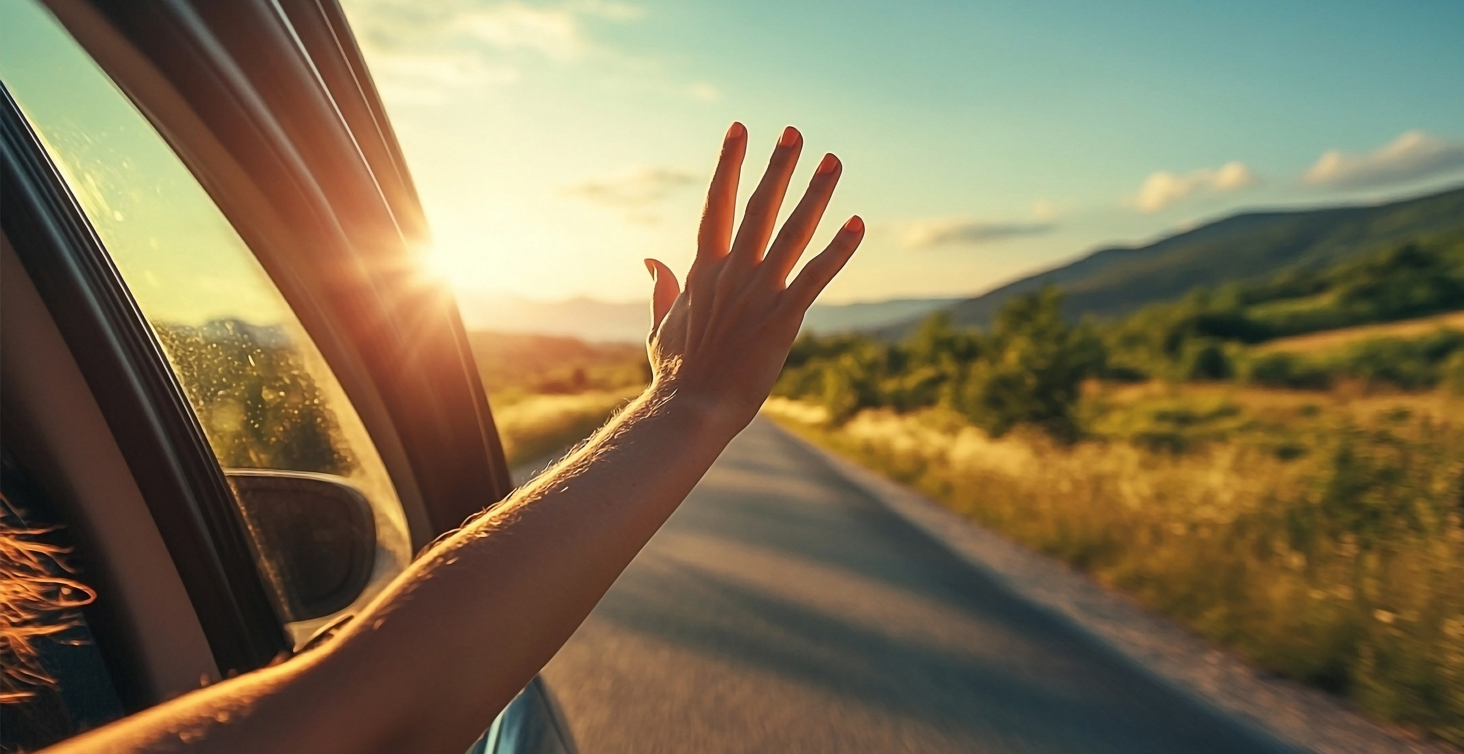 Frau mit Handy in den Bergen
