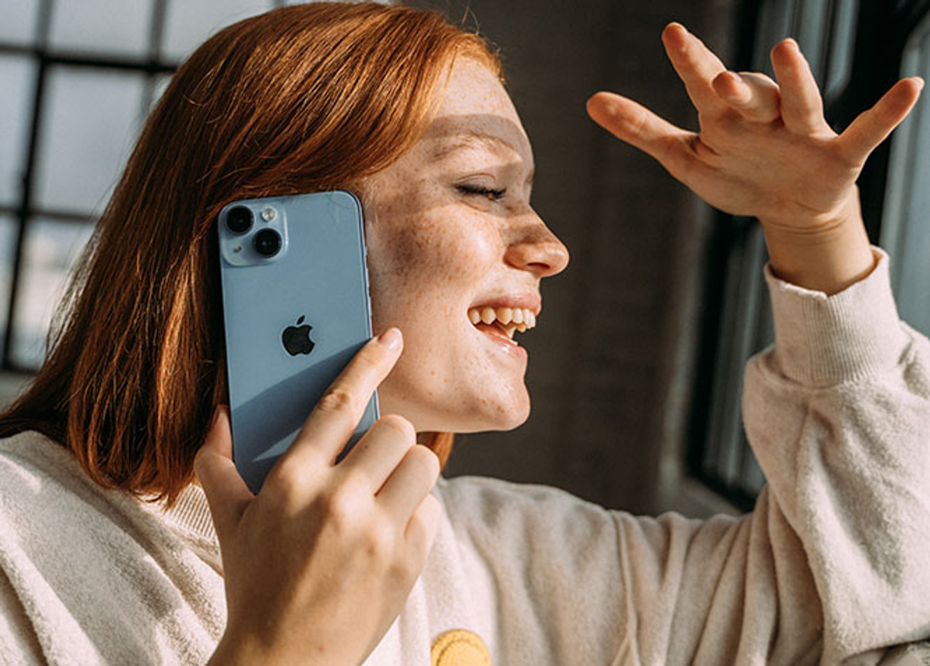 Telekom Schriftzug & ein Mädchen mit Handy am Ohr