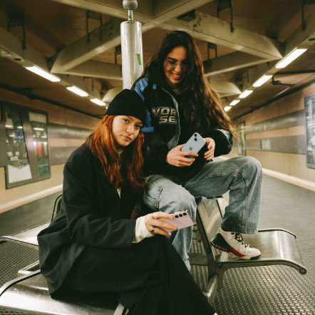 Zwei Jugendliche auf Bank in U-Bahn